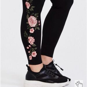 Torrid embroidered leggings Black/roses